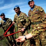 Il Cte del battagliione genio taglia l'ultimo tratto di filo spinato