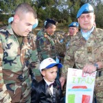 Il Generale di Brigata Luigi Francavilla insieme a un bimbo libanese protagonista della iniziativa _un disegno per la pace_, accompagnato da suo padre.