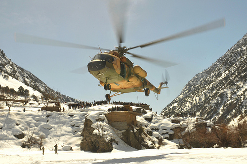 Rússia entrega a Afeganistão seis helicópteros de transporte militar