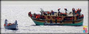 20140423_Mare Nostrum_Marina Militare_Nave Aliseo_#migranti_Barcone con migranti e mtb