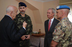20150408_UNIFIL_il Gen. Portolano, il Re di Spagna, il Ministro della Difesa libanese Moqbel e il Ministro della Difesa spagnolo Pedro Morenes