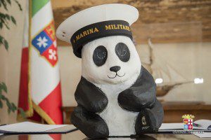 20150410_accordo Marina Militare e WWF per un Mediterraneo di qualità_il panda WWF con il berretto della Marina Militare