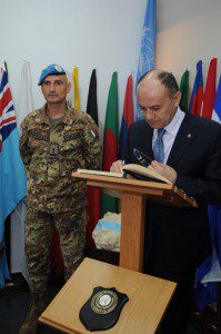 20150413_UNIFIL_MoD armeno firma l'albo d'onore
