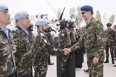 rey_viaje_libano_20150408_re Filippo VI con la Guardia Civil_UNIFIL_Ph Casa Real