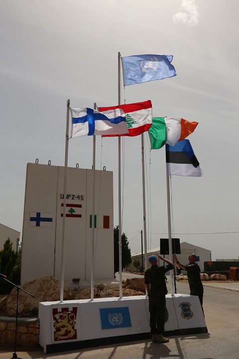 20150527_La bandiera estone viene issata presso la posizione UN 2-45