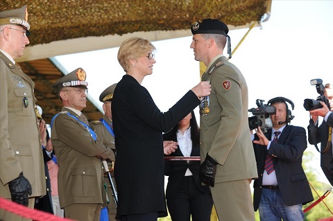 ESERCITO_Ministro Pinotti insignisce C.le Magg. Capo Gennaro D'Agostino con Medaglia d'Argento al Valore dell'Esercito
