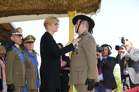 ESERCITO_Ministro Pinotti insignisce C.le Magg. Capo Pasquale Mele con Medaglia d'Argento al Valore dell'Esercito