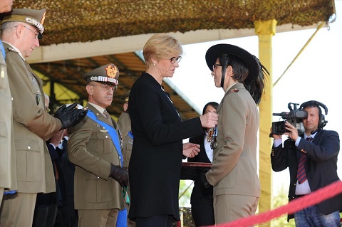 ESERCITO_Ministro Pinotti insignisce C.le Magg. Scelto COntrafatto con Medaglia d'oro al Valore dell'Esercito