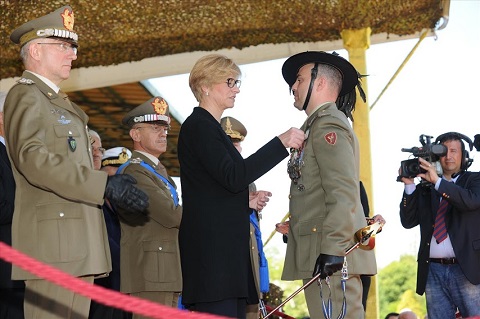 ESERCITO_Ministro Pinotti insignisce Maresciallo CApo Luca Costanzo con Medaglia di Bronzo al Valore dell'Esercito