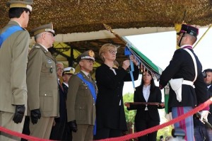 ESERCITO_Ministro Pinotti insignisce bandiere Esercito con MOVM 2