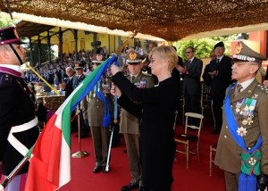 ESERCITO_Ministro Pinotti insignisce bandiere Esercito con MOVM