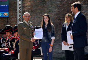 Il Capo di Stato Maggiore dell'Esercito Generale di Corpo d'armata Danilo Errico consegna uno Stato di Servizio