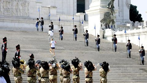 Il Tedoforo Sergente Raffaele Pisano sulla scalea dell'Altare della Patria