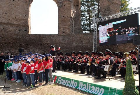 La Musica d'Ordinanza della Brigata Granatieri di Sardegna con il coro dell'Istituto Giovanni Paolo II di Ostia