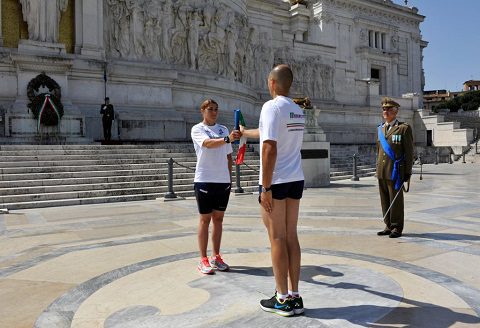 Passaggio del testimone all'Altare della Patria tra il Caporale Maggiore Scelto Eleonora Tagliacozzo e il Sergente Raffaele Bruno