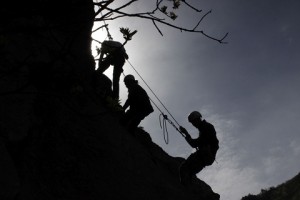 calata a grappolo di soccorritori