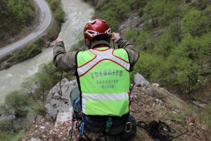 istruttore corso in preparazioen della base del palo     pescante