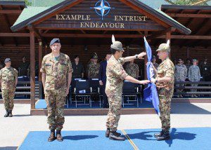 20150609_KFOR_il Col. Cavalli cede la bandiera del MNBG-W al Gen. Div.  Figliuolo