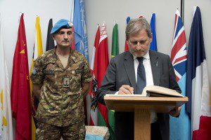 20150624_UNIFIL gen Portolano_EU commissario pol allargamento Hahn_Firma dell'Albo d'Onore