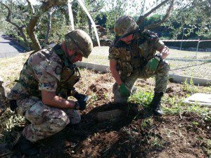 Esercito Italiano_Artificieri impeganti nella fase di rimozione di un ordigno (1)