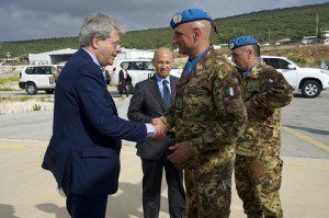 20150714_ Il Generale Portolano saluta il  Ministro Gentiloni che lascia Naqoura