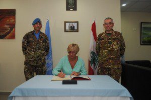 2015003-Il Ministro Pinotti firma l'Albo d'Onore_SW UNIFIL