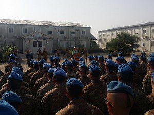 20150803_Il Ministro della Difesa saluta i  militari del contingente italiano a Shama