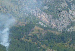 20150830_KFOR_elicotteri KFOR spengono incendi Prizren (1)