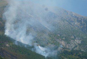 20150830_KFOR_elicotteri KFOR spengono incendi Prizren (4)