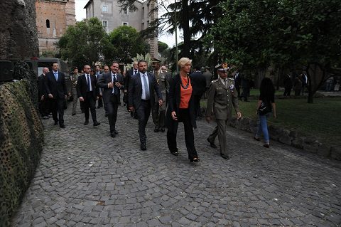 ARRIVO MINISTRO PINOTTI CON GEN. ERRICO 1_1