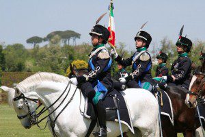 BANDIERA DI GUERRA SCORTATA DA LANCIERI IN UNIFORME STORICA