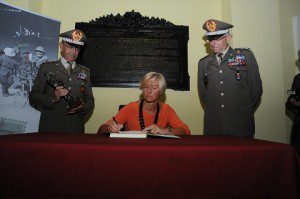 FIRMA ALBO D'ONORE MINISTRO PINOTTI GEN. GRAZIANO E ERRICO