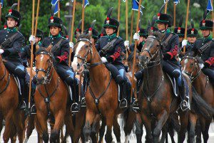 LANCIERI A CAVALLO IN UNIFORME STORICA