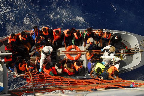 Nave Aviere soccorre 240 migranti nel Mediterraneo Centrale