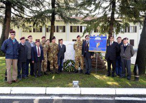 20151008_NRDC-ITA_In posa vicino la monumento ai caduti (2)