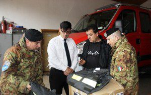 20151023_KFOR_MNBG-W_Il nucleo CIMIC dell'unità multinazionale dona le uniformi