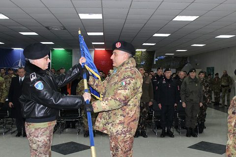 20151211_Il Gen. Miglietta consegna la bandiera NATO al Col. Sarcià APERTURA