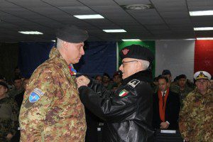 20151211_Il gen. Miglietta consegna la medaglia NATO al Col. Forte