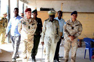 20151218_EURM Somalia_Esercito Italiano_da sx Col. Mencaraglia, Gen. Jama e Gen. Maggi