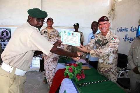 20151218_EUTM Somalia_CIMIC Esercito il Col. Mencaraglia consegna il diploma ad un agente di custodia