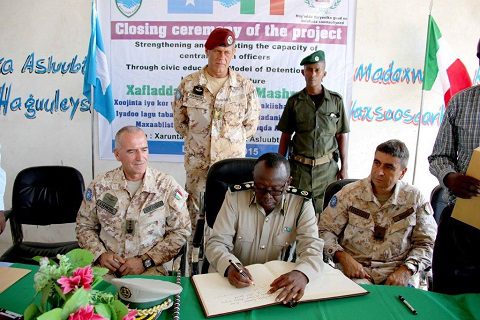 20151218_EUTM Somalia_CIMIC Esercito il Generale Jama firma l'albo