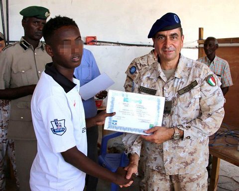 20151218_EUTM Somalia_CIMIC Esercito il Generale Maggi consegna il diploma ad un detenuto