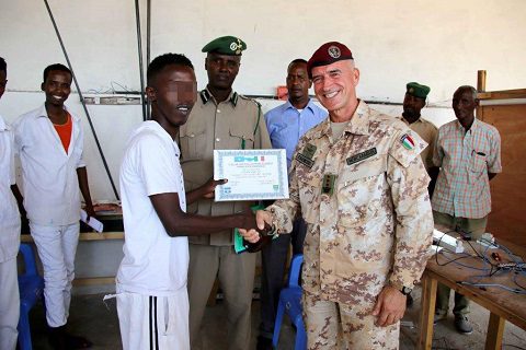 20151218_EUTM Somalia_CIMIC Esercito_il Col Mencaraglia consegna il diploma ad un detenuto