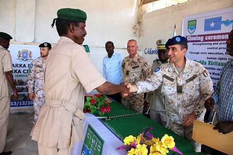 20151218_EUTM Somalia_CIMIC Esercito_il Gen. Maggi consegna il diploma ad una guardia di custodia