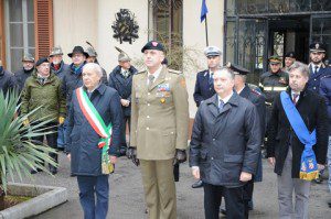 Alzabandiera solenne il sindaco di Gorizia il generale comandante e il vice prefetto vicario