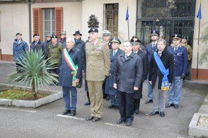 Alzabandiera solenne il sindaco di Gorizia il generale comandante e il vice prefetto vicario.