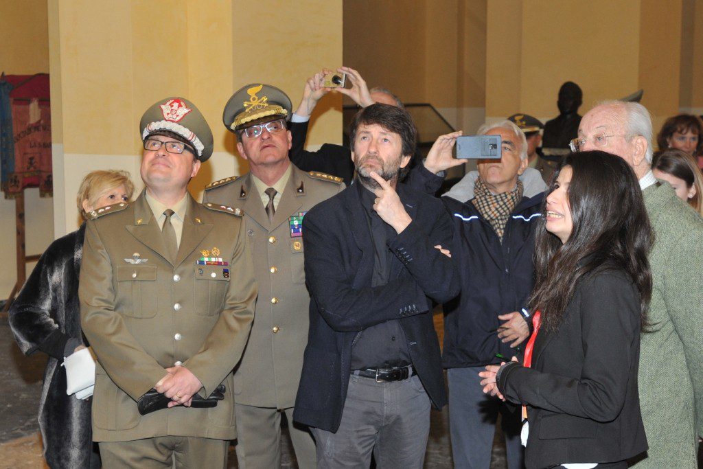 Il Ministro Franceschini con il Generale di Brigata Tornabene e il Direttore, colonnello Milone, all'interno del Museo-1