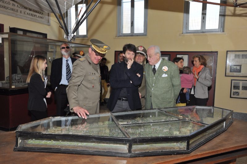Il Ministro Franceschini e il Presidente Carandini ossevano un plastico spiegato dal Direttore del Museo, Colonnello Milone
