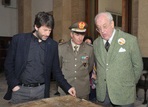 Il Ministro Franceschini e il Presidente Carandini ossevano una carta topografica dell'epoca insieme al Generale di Divisione Biancafarina