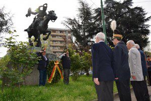 20160410_AssNazVOLOIRE_Deposizione corona Piazzale Perrucchetti